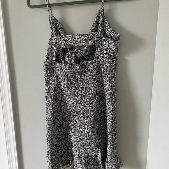 Ditsy Cut-out front dress - Picture 4 of 4